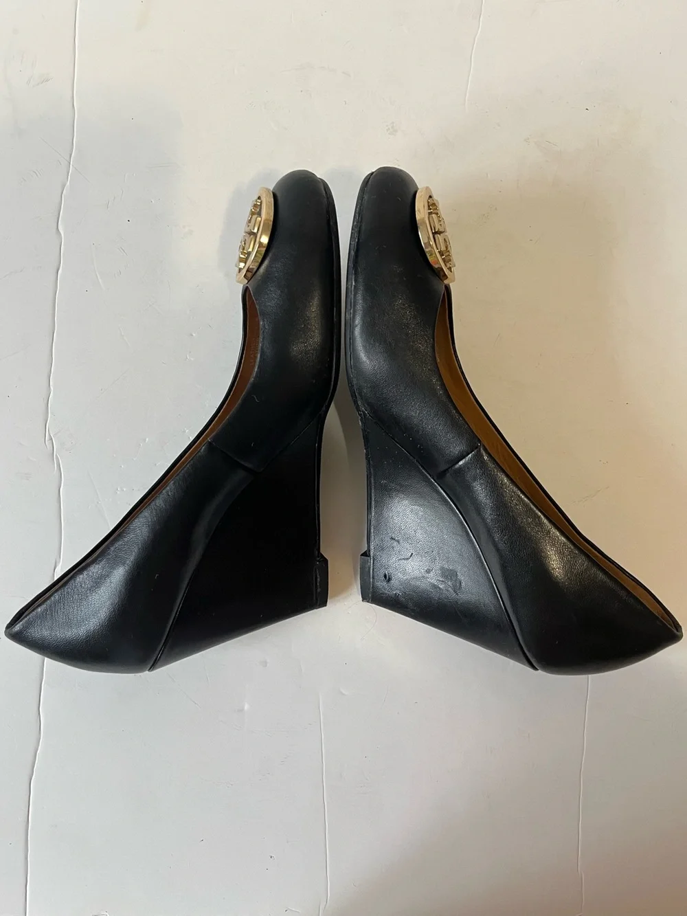 Tory Burch Black Leather logo Gold Emblem Wedge Pumps size 5